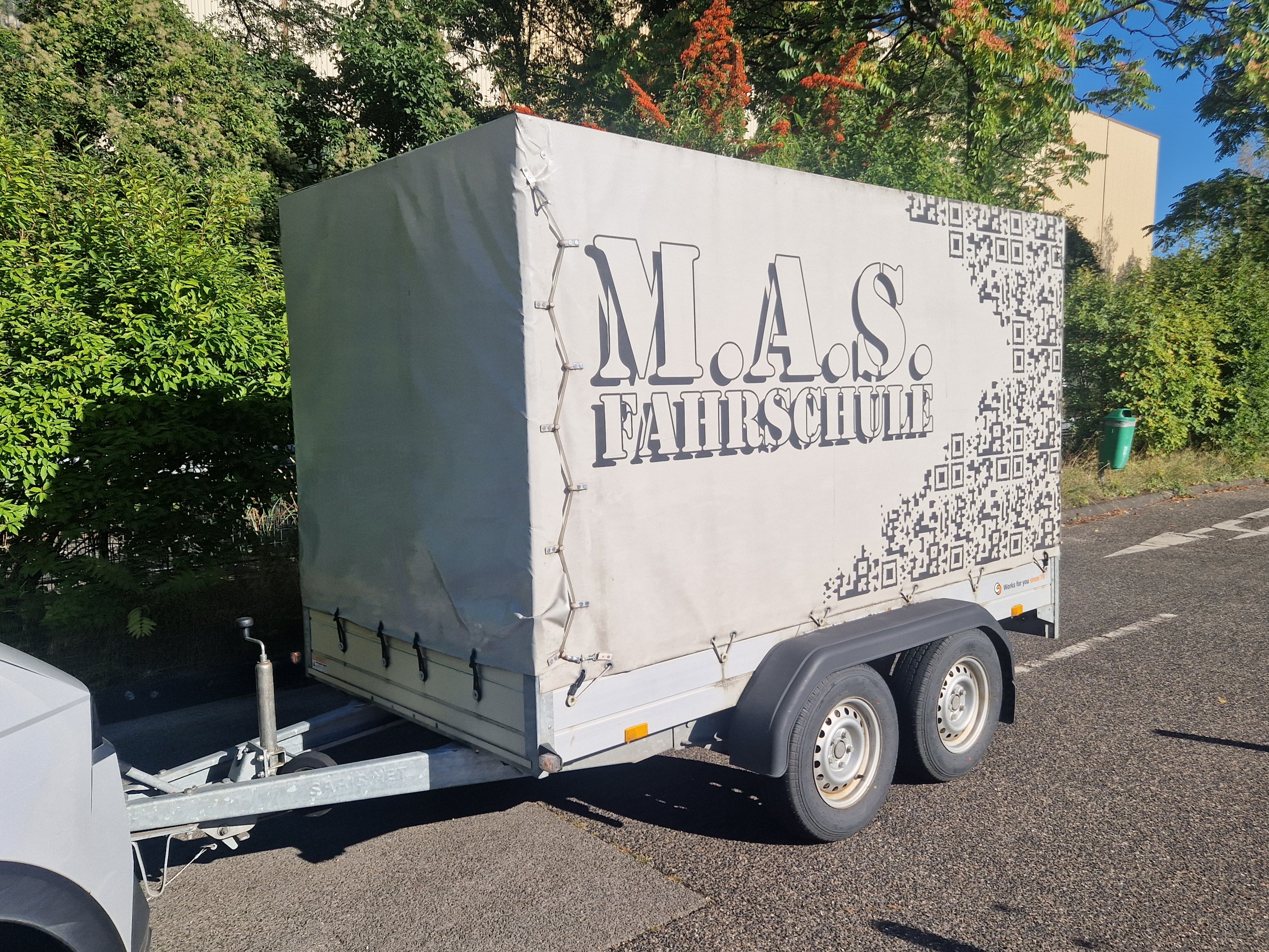 Saris Anhänger für die Klasse BE Ausbildung bei M.A.S. Fahrschule in Overath